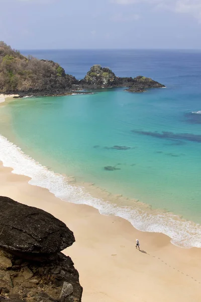 Veduta Persone Che Camminano Lungo Spiaggia Colorata Con Acqua Turchese — Foto Stock