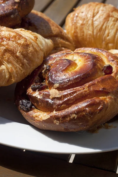 Detail Delicious Croissants Plate Ready Eaten Breakfast Outdoors — Stock Photo, Image