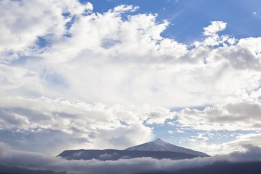 Tenerife 'de bulutlar arasında volkan manzarası