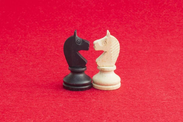 Белая Лошадь Черная Лошадь Традиционно Сталкивающиеся Шахматной Игре Помирились Изображение — стоковое фото