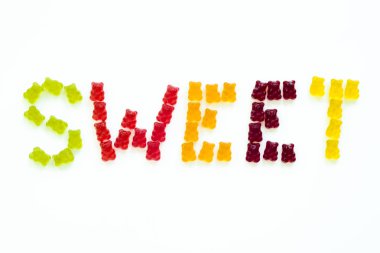 Sakızlı ayılar izole arka plan ile çeşitli renklerde kelime 