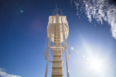 Watchtower ile mavi gökyüzü arka planlar ve güzel bir gün