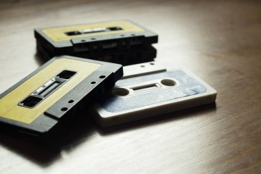 Retro kasetlerden ahşap bir masa üzerinde bulanık.
