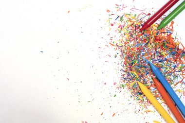 Balmumu boya boşaltmak izole beyaz zemin üzerine parlak renklerde