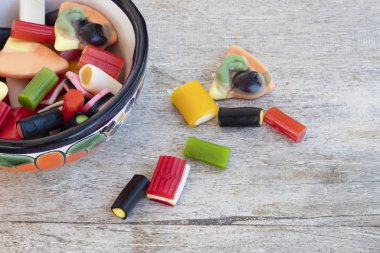 Renkli sakızlı reçel ve ahşap bir masa sweets ile kase