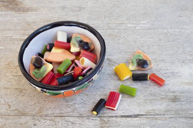 Renkli sakızlı reçel ve ahşap bir masa sweets ile kase