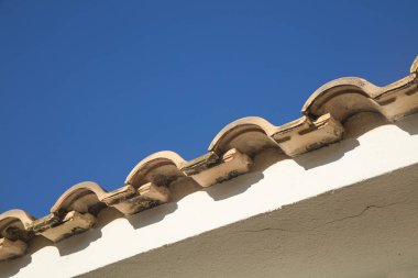 Akdeniz kil kiremit mavi gökyüzü ile detay