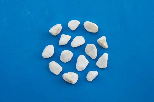 Círculo Piedras Redondeadas Blancas Sobre Fondo Azul — Foto de Stock