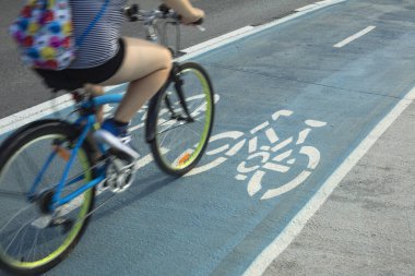 Bisiklete binmek bisiklet şeritli veya döngüsü yolu açık havada kişi.