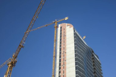 Bina arka plan, mavi gökyüzü ile yapım aşamasında.