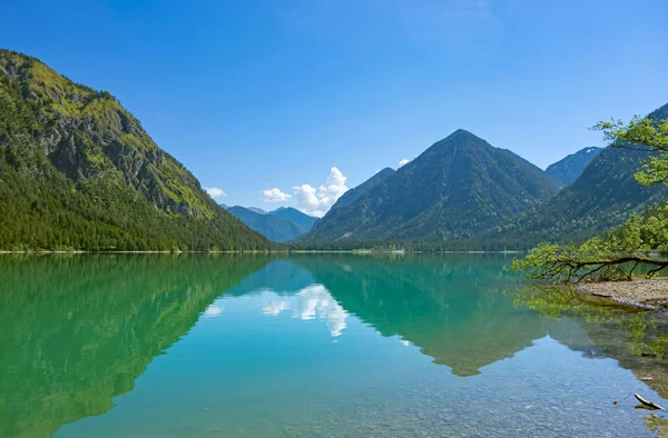 Alpine lake in an environment of mountains and the woods