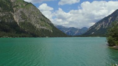     Dağların ve ormanların olduğu bir ortamda 4k video Alp Gölü        