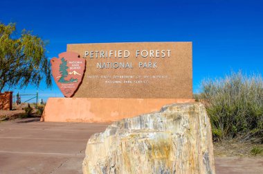 Taşlaşmış Orman Milli Parkı Tabelası