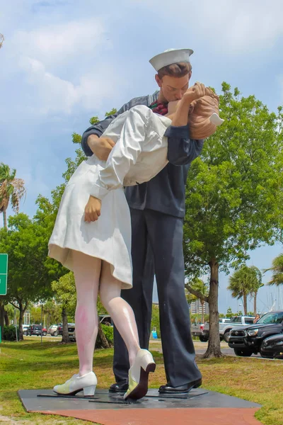 Kayıtsız şartsız teslim olmak heykeli