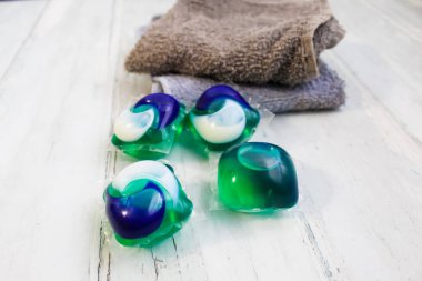 Tan ve Gri Bezler ile Çamaşır Baklaları