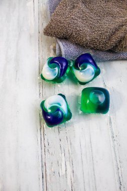 Tan ve Gri Bezler ile Çamaşır Baklaları