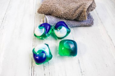 Tan ve Gri Bezler ile Çamaşır Baklaları