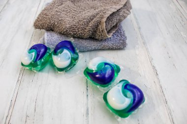 Tan ve Gri Bezler ile Çamaşır Baklaları