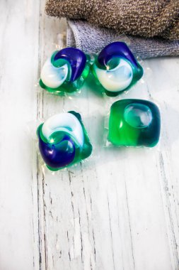 Tan ve Gri Bezler ile Çamaşır Baklaları