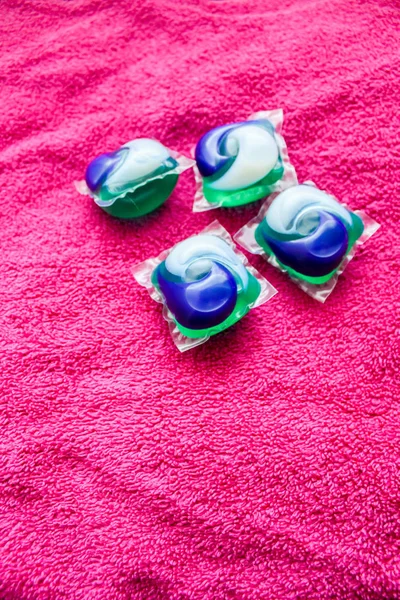 Pembe Havlu üzerine Çamaşır Baklaları