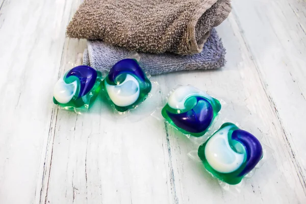 Tan ve Gri Bezler ile Çamaşır Baklaları