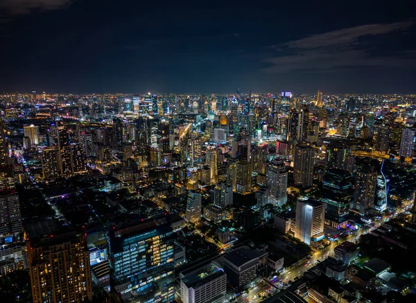 Aydınlatılmış Bangkok şehrinin gökyüzü ve gece trafiği, Tayland