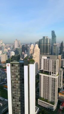 Tayland 'ın Bangkok şehrinin gökyüzü manzarası. Güneydoğu Asya 'nın açık mavi gökyüzü altında modern gökdelenler, yüksek binalar ve kentsel mimari.