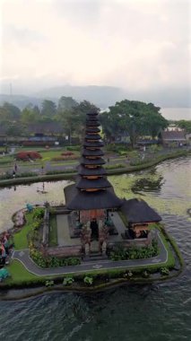 Endonezya 'daki Bali gölündeki ikonik Ulun Danu Beratan Tapınağı' nın hava görüntüsü. Sakin su ve huzurlu tropikal çevre.