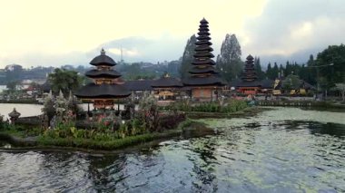 Endonezya 'daki Bali gölündeki ikonik Ulun Danu Beratan Tapınağı' nın hava görüntüsü. Sakin su ve huzurlu tropikal çevre.