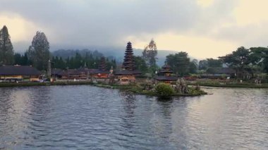 Endonezya 'daki Bali gölündeki ikonik Ulun Danu Beratan Tapınağı' nın hava görüntüsü. Sakin su ve huzurlu tropikal çevre.