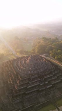 Endonezya 'nın merkez Java kentindeki Borobudur Tapınağı' nın hava manzarası. Antik Budist anıtı mistik sabah sisi ile kaplıydı. UNESCO Dünya Mirası Sitesi, kültür, tarih ve seyahat temaları.