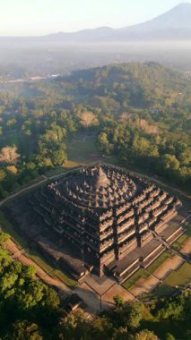 Merkez Java, Endonezya 'daki Borobudur Tapınağı' nın havadan görünüşü. Gündoğumunda, tropikal ormanlarla çevrili antik Budist anıtı. UNESCO Dünya Mirası Sitesi, kültür, tarih ve seyahat temaları.