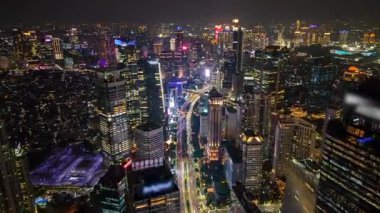 Jakarta şehrinin hava zaman çizelgesi geceleri yükseliyor. Modern gökdelenler, parlayan ışıklar ve yoğun trafik Endonezya başkentinin canlı enerjisini ön plana çıkarıyor. Seyahat, şehir ve iş konuları için mükemmel.