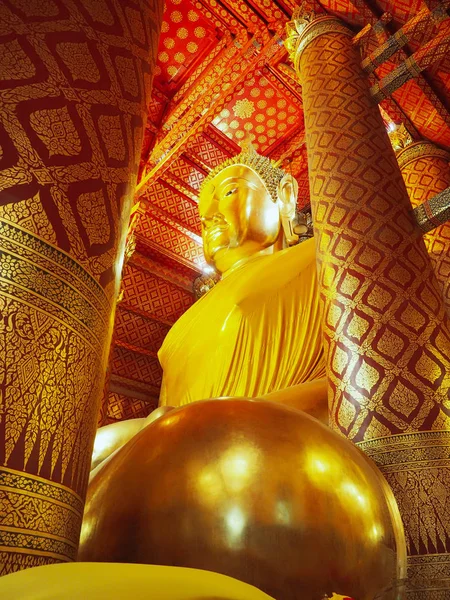 Templo Panancheng, el lado de un gran Buda dorado sentado en — Foto de Stock