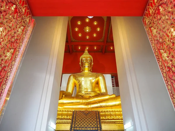 La gran estatua de Buda de oro de Mongkol Bophit se encuentra entre la w — Foto de Stock