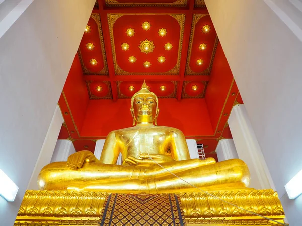 Büyük Mongkol Bophit altın Buda heykeli w arasında oturur — Stok fotoğraf