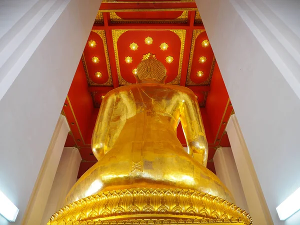 Atrás do grande Mongkol Bophit dourado estátua de Buda sentado aposta — Fotografia de Stock