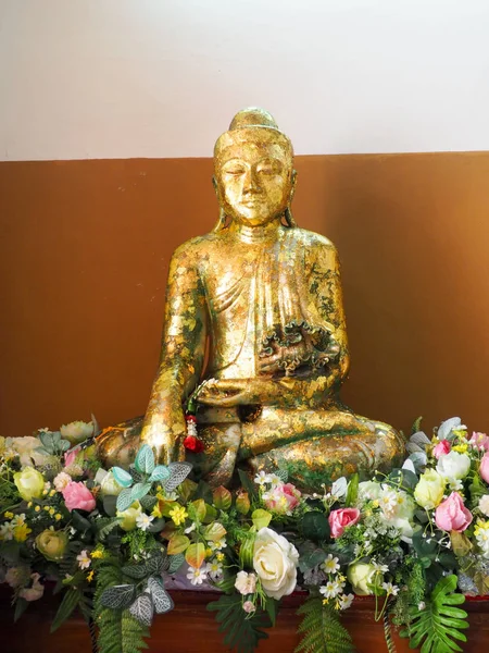 Imagens de Buda do período Ayutthaya, fechado com placas de ouro, disp — Fotografia de Stock