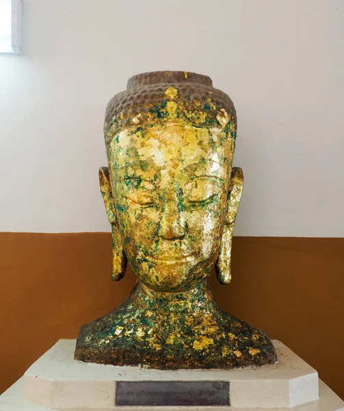 Cabeça de Buda no período Ayutthaya, exibida em Mongkhon Bophi — Fotografia de Stock