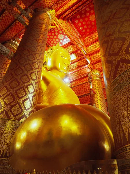 Templo Panancheng, o lado de um grande Buda dourado sentado em — Fotografia de Stock