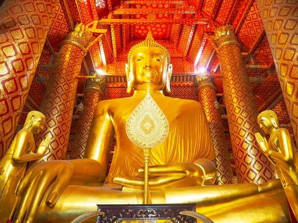 En el Templo de Phanancheng, Gran Buda Dorado sentado, 2 Budas Dorado — Foto de Stock