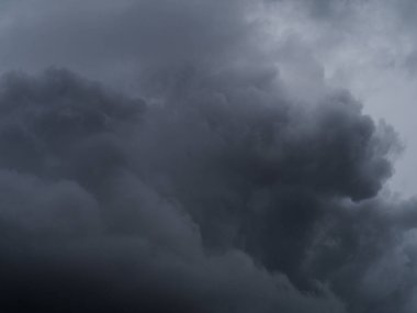 Tayland 'daki yaz fırtınası gökyüzünde kara bulutlar oluşuyor. Sağanak yağmur ve fırtınalar yaklaşıyor..