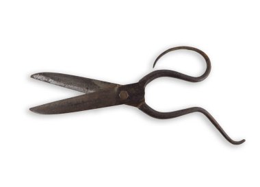 Beyaz arkaplanda paslı eski makas