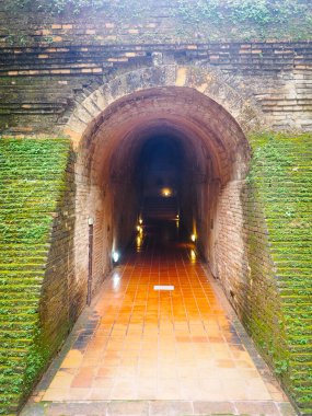 Chiang Mai, Tayland - 5 Kasım 2019: Umong Tapınağı 'ndaki eski tünellerin fotoğrafları Kahverengi kiremitli dış duvarda çok fazla yosun vardı.