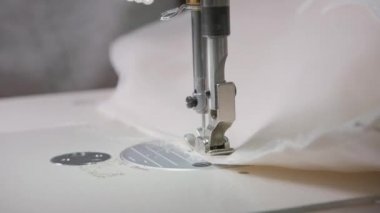 dikiş makinesi, dikiş iplik dikiş close-up. Dikiş şık gelinlik donatımı. El yapımı