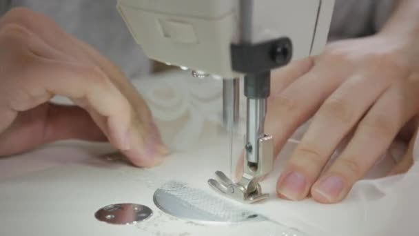 Primer plano de la máquina de coser, costura del hilo de coser. Equipo para coser elegante vestido de novia. Hecho a mano — Vídeo de stock