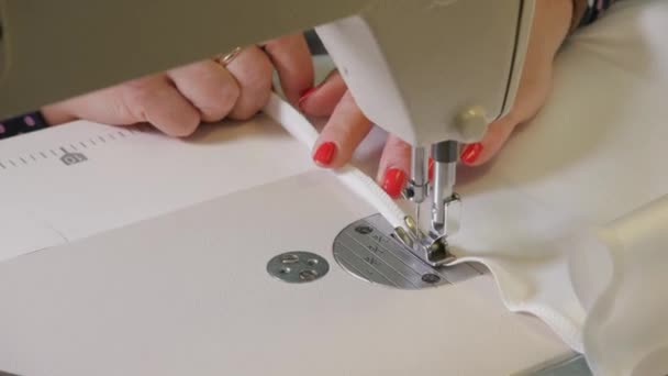 Närbild på symaskin stitch thread söm. Utrustning för sömnad elegant brudklänning. Handgjorda — Stockvideo