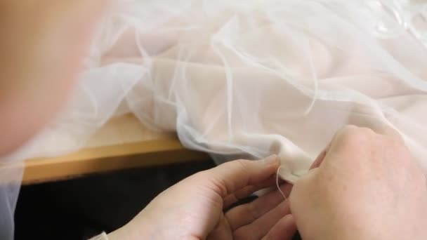 Gros plan de l'aiguille et du fil, motif broder. Équipement pour coudre élégante robe de mariée. Fait à la main — Video