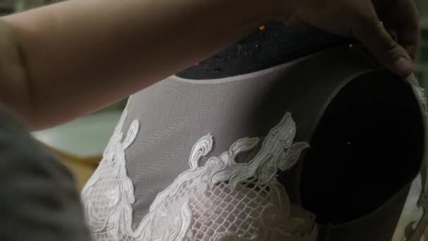 Närbild av nål och tråd, brodera mönster. Utrustning för sömnad elegant brudklänning. Handgjorda — Stockvideo