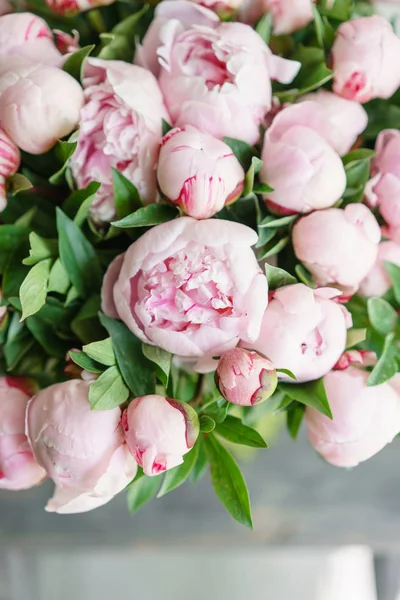 Mooie bloemen in glasvaas. Mooi boeket van roze pioenrozen. Floral samenstelling, scène, daglicht. Behang. Verticale foto — Stockfoto